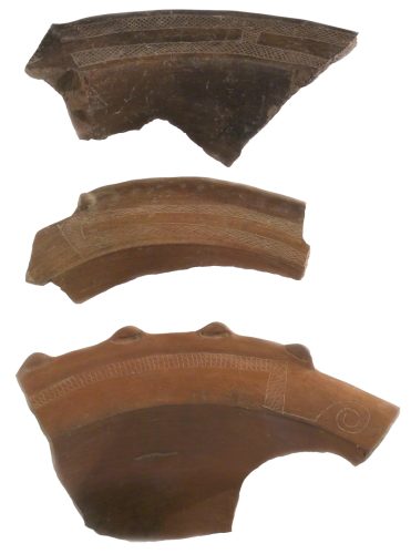 Bordes de vasijas con diseño inciso entrecruzado