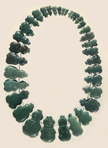 Collar formado con 34 amuletos batraciformes