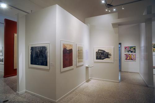 Vista de sala. Premios de la Bienal de San Juan del Grabado Latinoamericano y del Caribe: 1970-2001. Foto Jesús E. Marrero